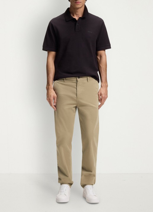BOSS Tapered fit chino met steekzakken - voorkant 3 khaki