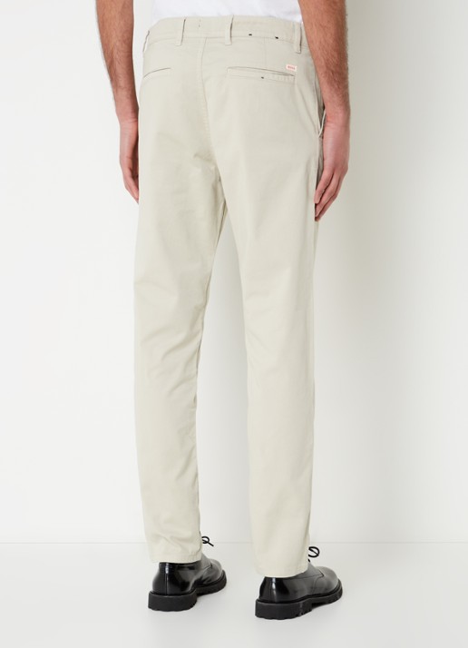 BOSS Tapered fit chino met steekzakken - achterkant beige