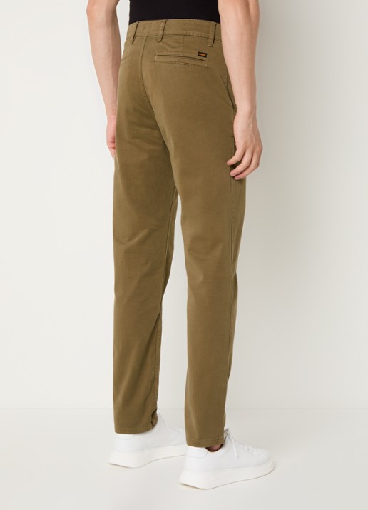 BOSS Tapered fit chino met steekzakken - achterkant 3 lichtbruin