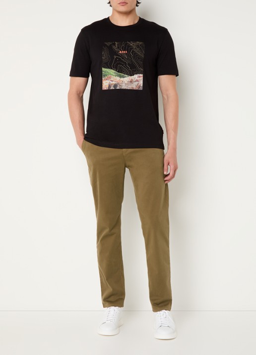 BOSS Tapered fit chino met steekzakken - voorkant 5 lichtbruin