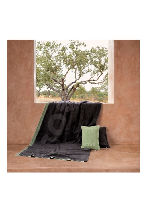 BOSS Zuma sierkussen 30 x 40 cm  - voorkant 2 mosgroen