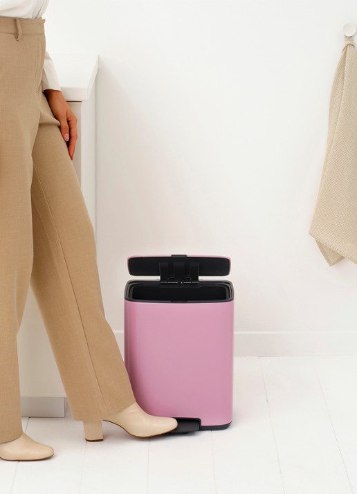 Brabantia Bo pedaalemmer 12 liter - detail donkerroze