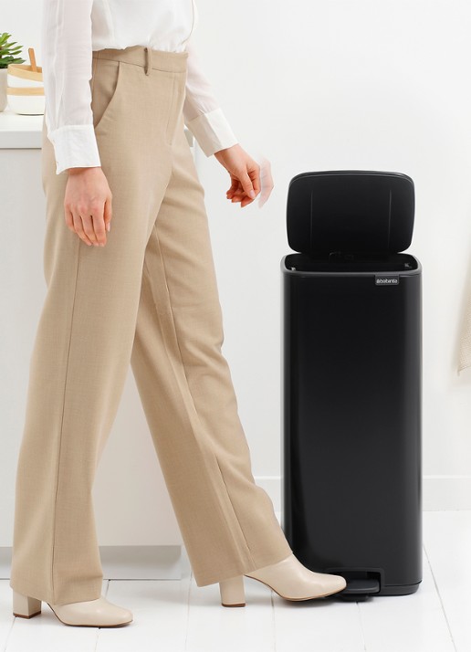 Brabantia Bo pedaalemmer 30 liter - detail 3 zwart