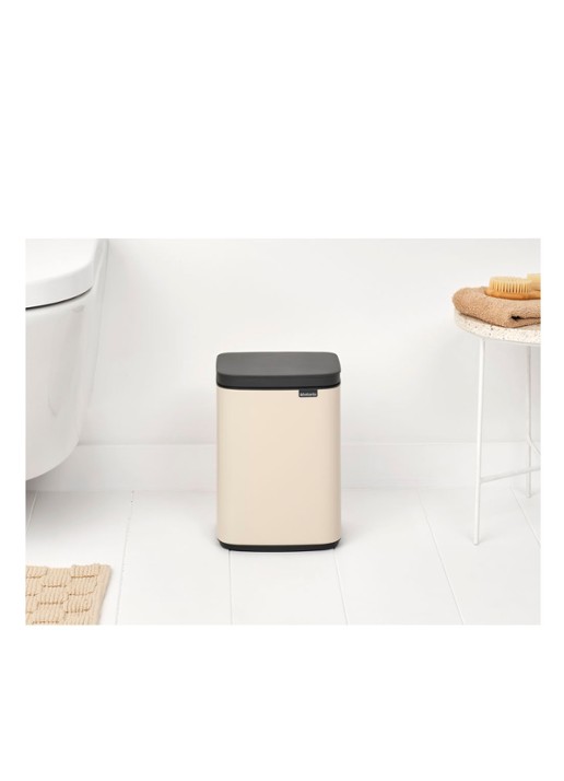 Brabantia Bo prullenbak met deksel 4 liter - achterkant beige