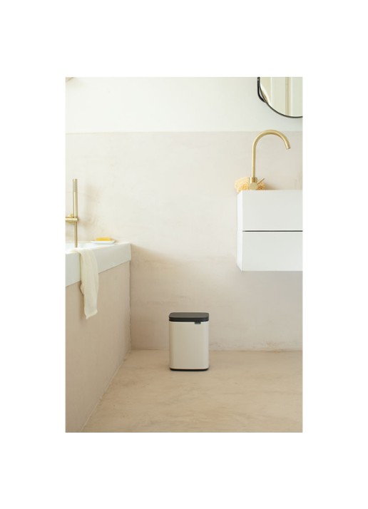 Brabantia Bo prullenbak met deksel 4 liter - voorkant 3 beige