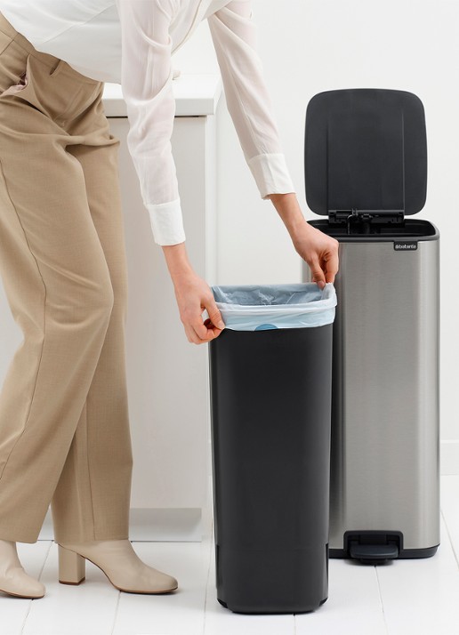 Brabantia Bo Touch Bin  prullenbak met deksel op pootjes 3 x 11 liter - detail 4 zilver