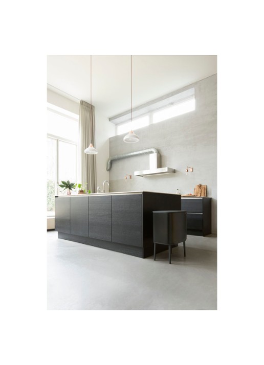 Brabantia Bo Touch Bin prullenbak met deksel op pootjes 36 liter - detail 4 zwart