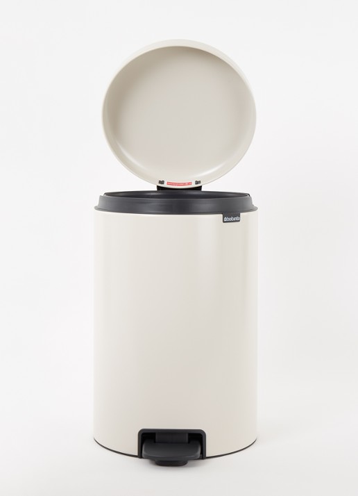 Brabantia NewIcon pedaalemmer 20 liter - voorkant 2 creme
