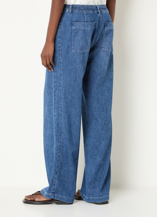 BRAX Maine mid waist loose fit jeans met elastische band - achterkant indigo