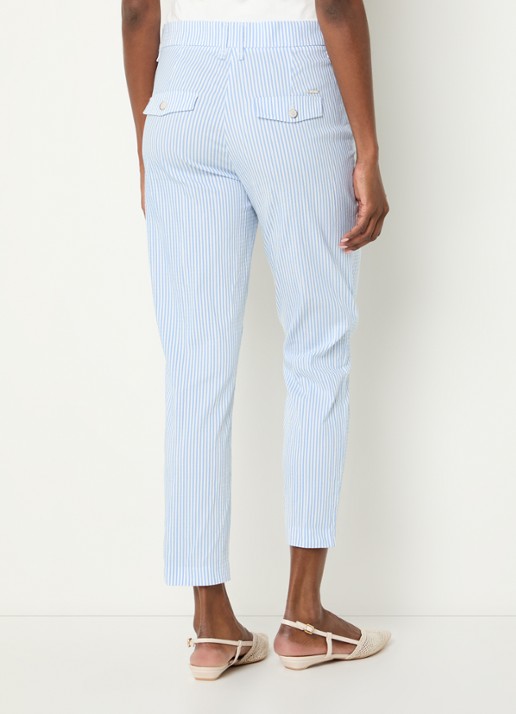 BRAX Mara mid waist cropped slim fit broek met streepprint en steekzakken - achterkant lichtblauw