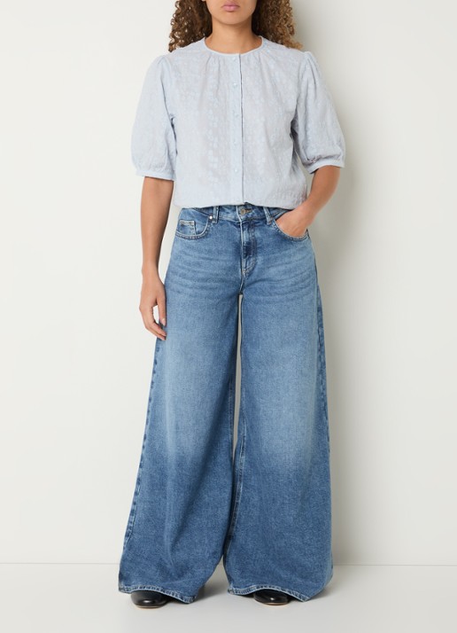 BRAX Vea blouse met broderie en ballonmouw - voorkant 4 lichtblauw