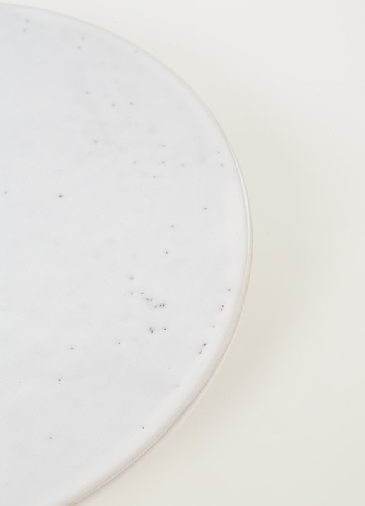 Broste Copenhagen Nordic Sand taartplateau 30 cm - detail 2 lichtgrijs