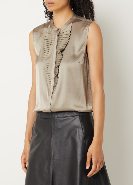 Bruuns Bazaar Chantus mouwloze blouse van satijn - detail bronsgroen