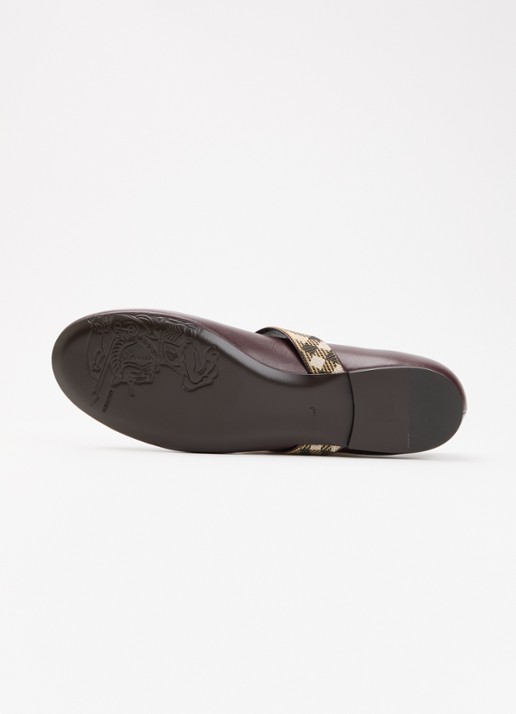 Burberry Ballerina van lamsleer - detail 5 bordeauxrood