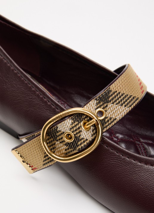 Burberry Ballerina van lamsleer - detail 6 bordeauxrood