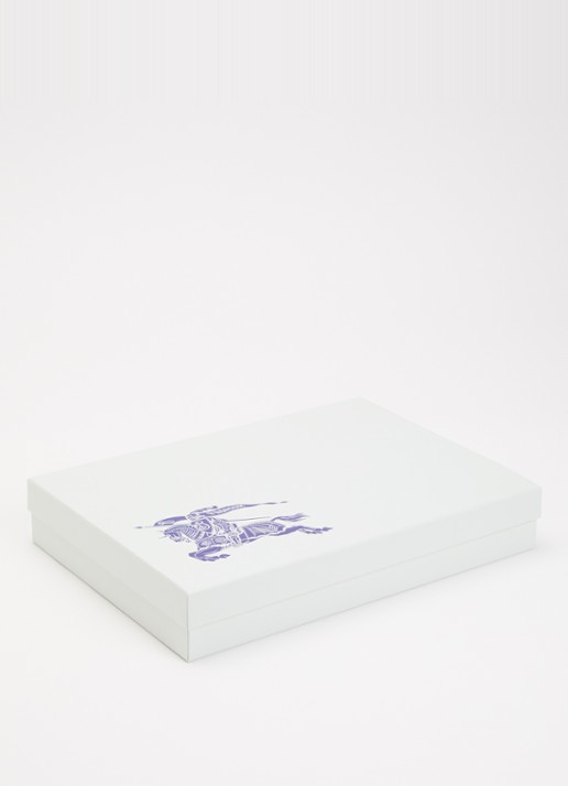 Burberry Darwin set van tuinbroek met romper en pet in giftbox 3-delig - detail beige