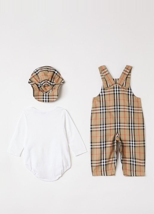 Burberry Darwin set van tuinbroek met romper en pet in giftbox 3-delig - voorkant 3 beige