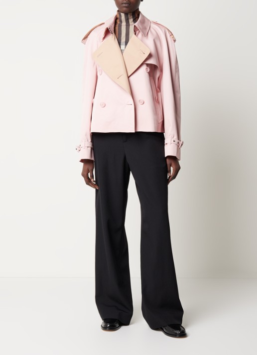 Burberry Oversized cropped trenchcoat met klepzakken - voorkant 5 lichtroze