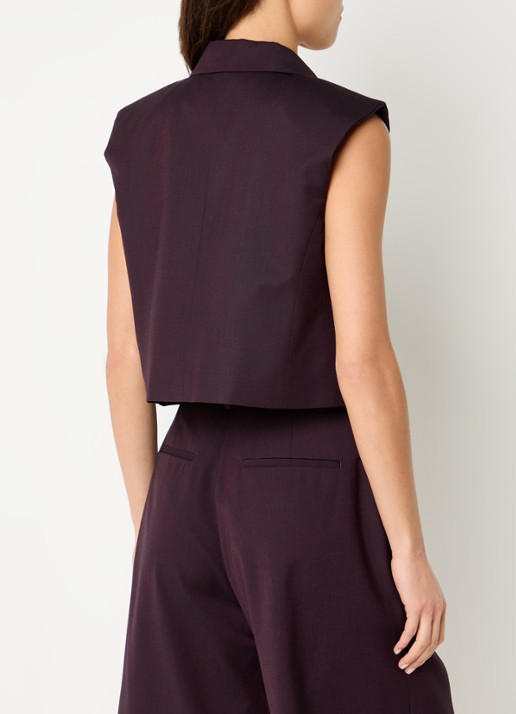 by-bar Bobi cropped gilet met borst- en klepzakken - achterkant bordeauxrood