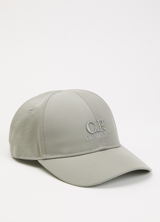 C.P. Company Chrome pet met logoborduring  - voorkant beige