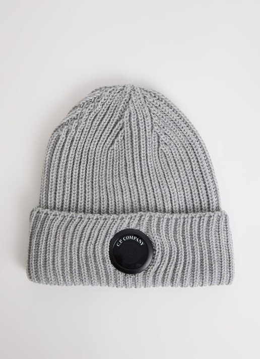 C.P. Company Ribgebreide muts van wol met logo - voorkant lichtgrijs