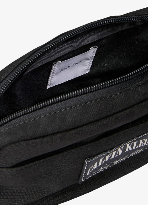 Calvin Klein Crossbodytas met logo en verstelbare schouderriem - detail 2 zwart