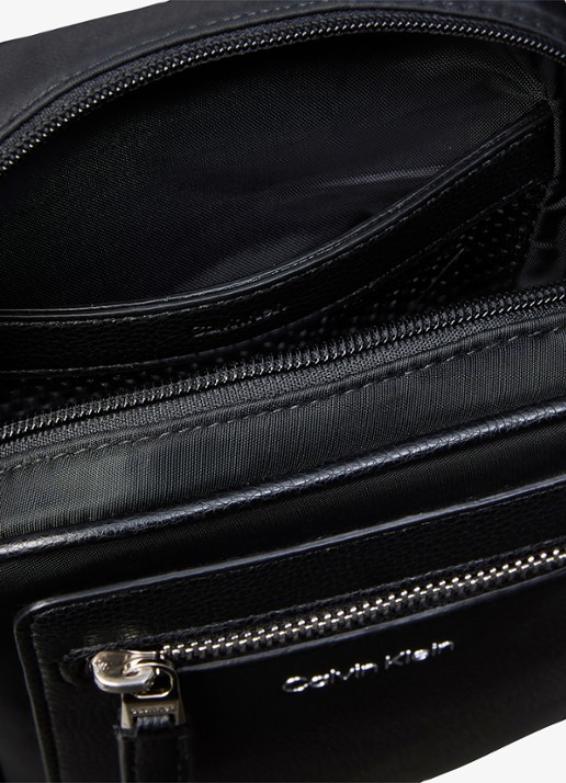 Calvin Klein Crossbodytas met logo - detail 2 zwart