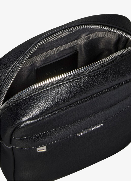 Calvin Klein Crossbodytas met verstelbare schouderriem en logo - detail 2 zwart