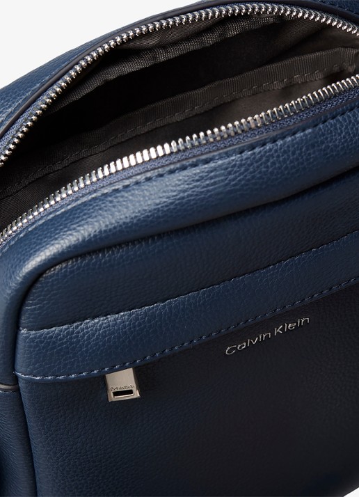 Calvin Klein Crossbodytas met verstelbare schouderriem en logo - detail blue nights-cci