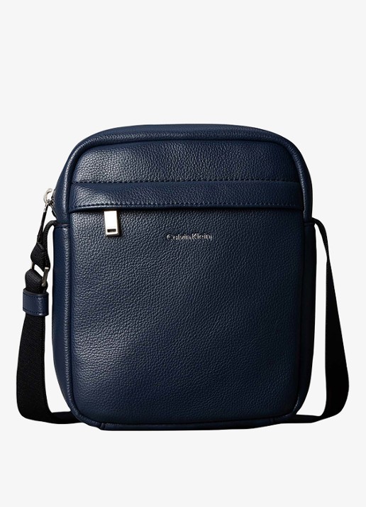 Calvin Klein Crossbodytas met verstelbare schouderriem en logo - voorkant 2 blue nights-cci