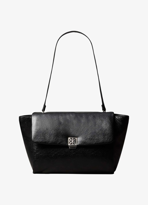 Calvin Klein Gewatteerde schoudertas met 13 inch latopvak en glanzende finish