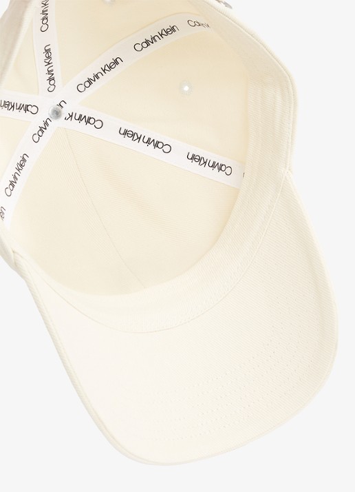 Calvin Klein Pet met logoborduring - detail 2 gebroken wit