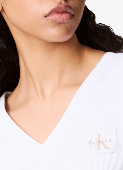 Calvin Klein Ribgebreid cropped T-shirt met V-hals - detail 2 bright white-yaa /  wit