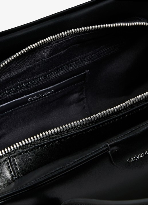 Calvin Klein Schoudertas met logo - detail 2 black-ub1 /  zwart