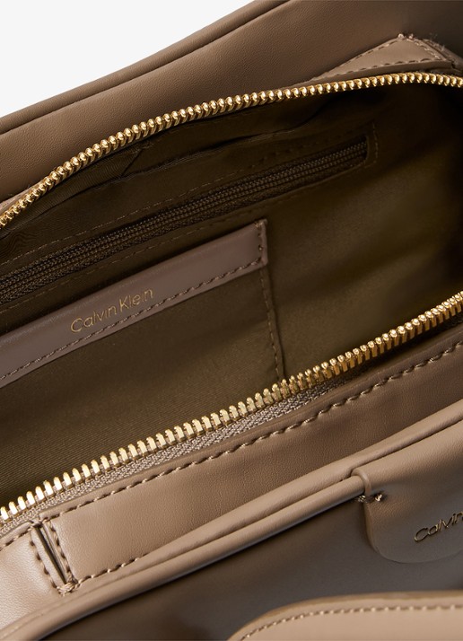 Calvin Klein Schoudertas met logo - detail 3 desert taupe-vfu /  beige