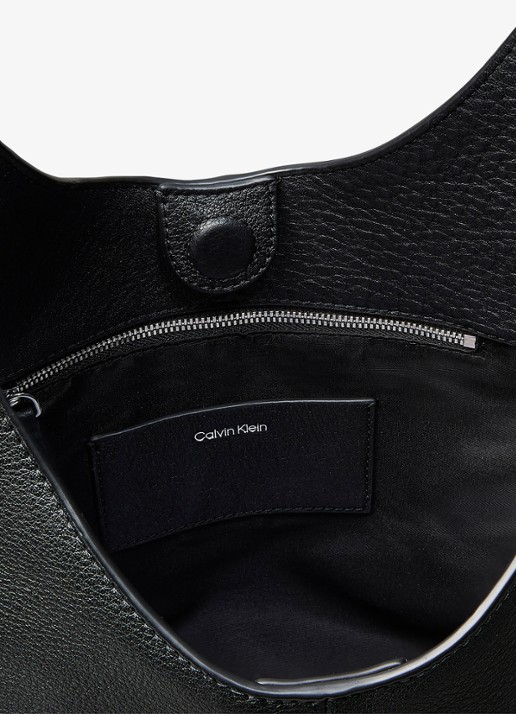 Calvin Klein Schoudertas van leer - detail 3 zwart