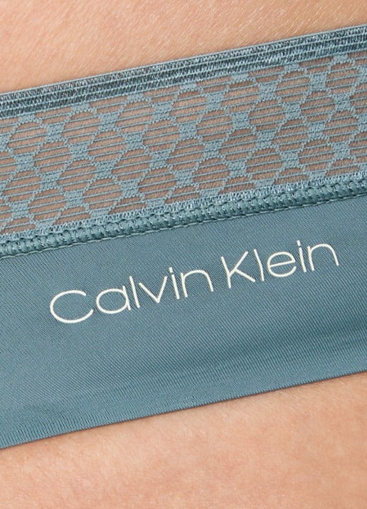 Calvin Klein Seductive Comfort string met kant - detail 3 staalblauw