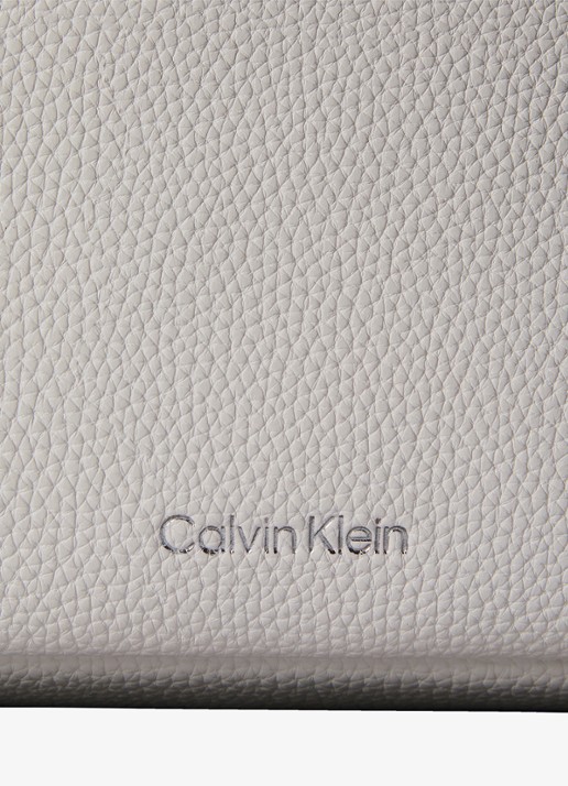 Calvin Klein Slouchy Medium schoudertas met structuur en logo  - detail 3 wit