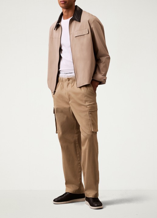Calvin Klein Straight fit cargobroek met steekzakken - voorkant 5 donkerbruin