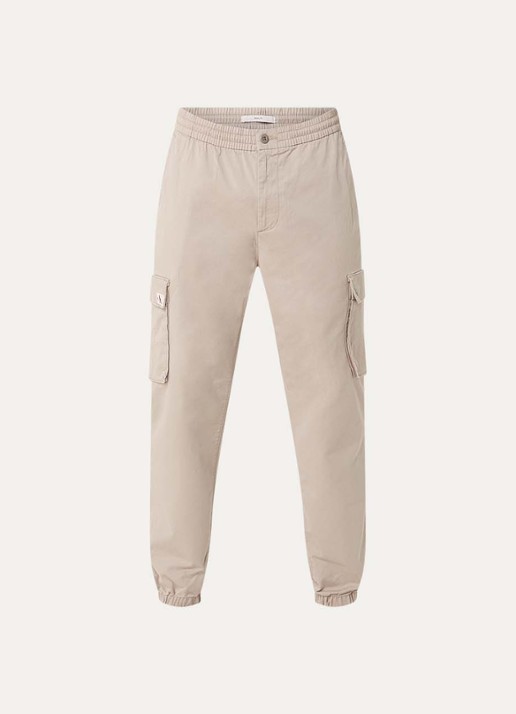 Calvin Klein Tapered fit cargobroek met logo - voorkant beige