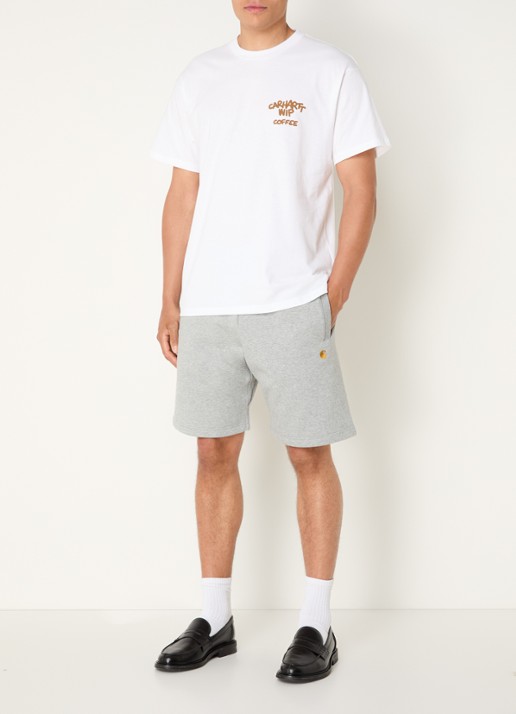 Carhartt WIP Chase straight fit korte joggingbroek met steekzakken - voorkant 2 grijsmele