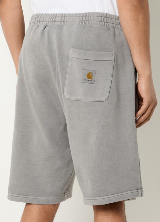 Carhartt WIP Nelson straight fit korte joggingbroek met paspelzakken - achterkant 4 grijs