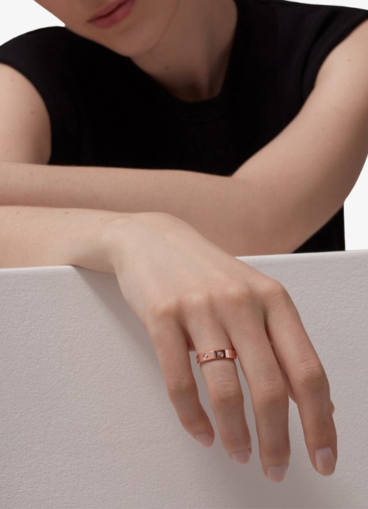 Cartier LOVE trouwring, klein model van 18 karaat roségoud met 0.19 ct diamant CRB4050800 - achterkant 6 roségoud