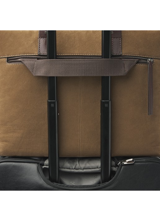 Castelijn & Beerens Nubuck schoudertas met 15,6 inch laptopvak - detail 6 zand