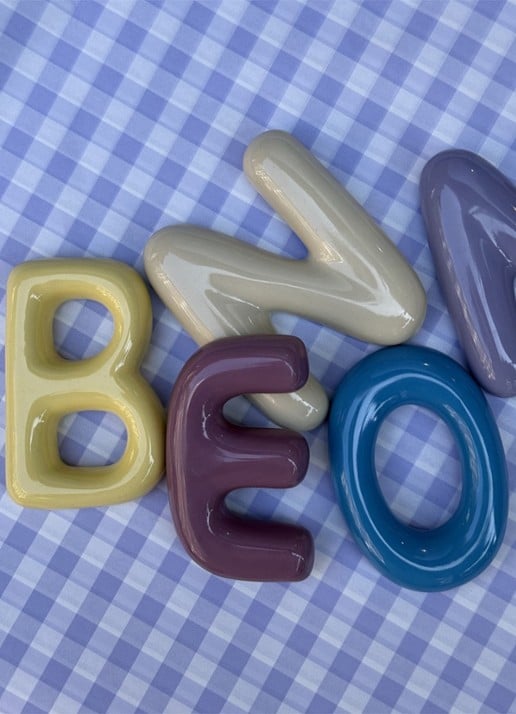 Ceramics by Romy Letter N hanger 10 cm - achterkant gebroken wit