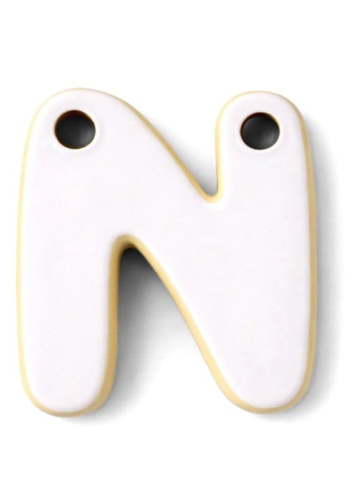 Ceramics by Romy Letter N hanger 10 cm - voorkant 3 gebroken wit