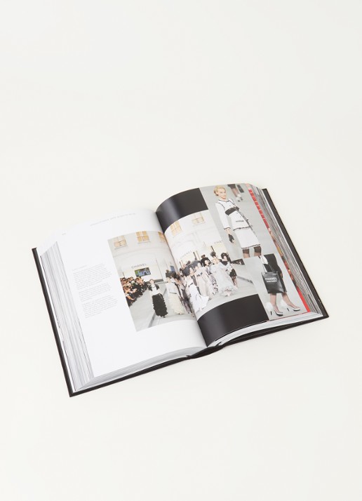 CHANEL CATWALK: The Complete Collections - detail 2 zwart