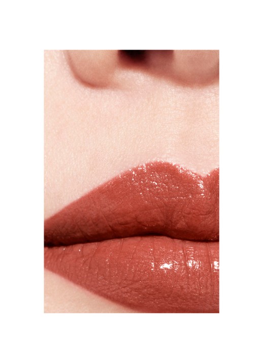 CHANEL DE LANGHOUDENDE HYDRATERENDE EN GLADSTRIJKENDE VERZORGENDE LIPPENSTIFT MET SATIJNGLANS - detail 4 106 deauville