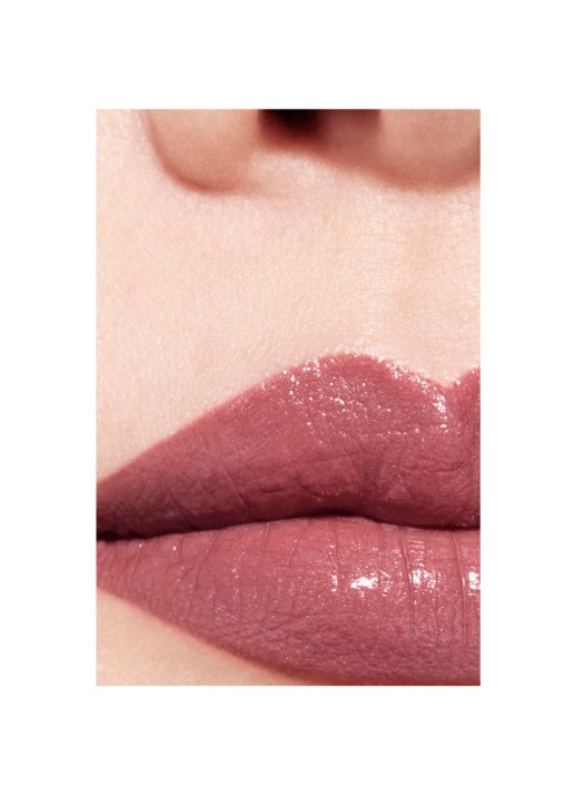 CHANEL DE SATIJNACHTIGE LANGHOUDENDE HYDRATERENDE EN GLADSTRIJKENDE VERZORGENDE LIPPENSTIFT  - detail 4 crush