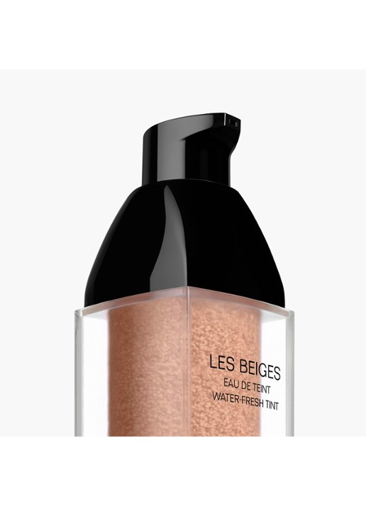 CHANEL FRIS FOUNDATIONWATER MET MICROBOLLETJES PIGMENTEN. NUDE EFFECT OP DE HUID. NATUURLIJK STRALENDE TEINT - detail 3 medium light 